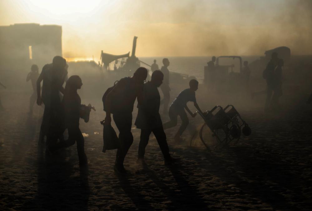 Des Palestiniens sur le site de distribution du GHF à Netzarim mettent leur vie en danger pour recevoir de la nourriture.