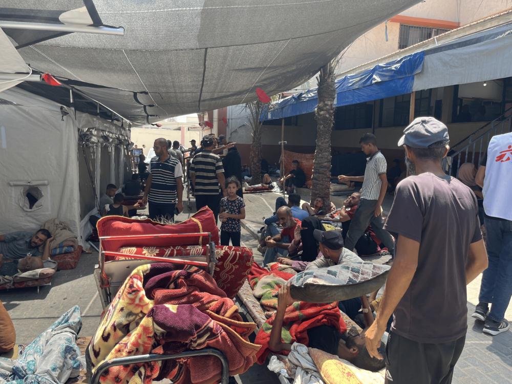 L'hôpital Nasser, dans le sud de Gaza, est surchargé de patients.