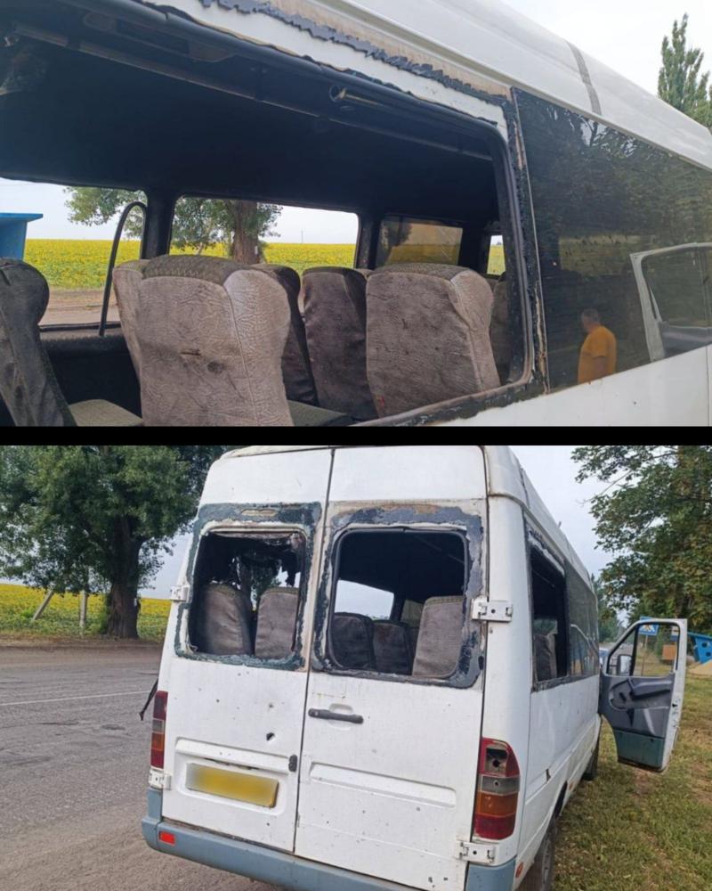 Bus public aux fenêtres et portes brisées 