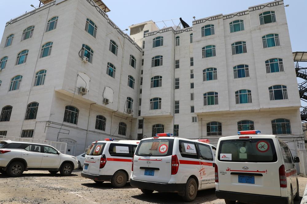 Ambulances devant l’hôpital pour mères et enfants de MSF à Houban