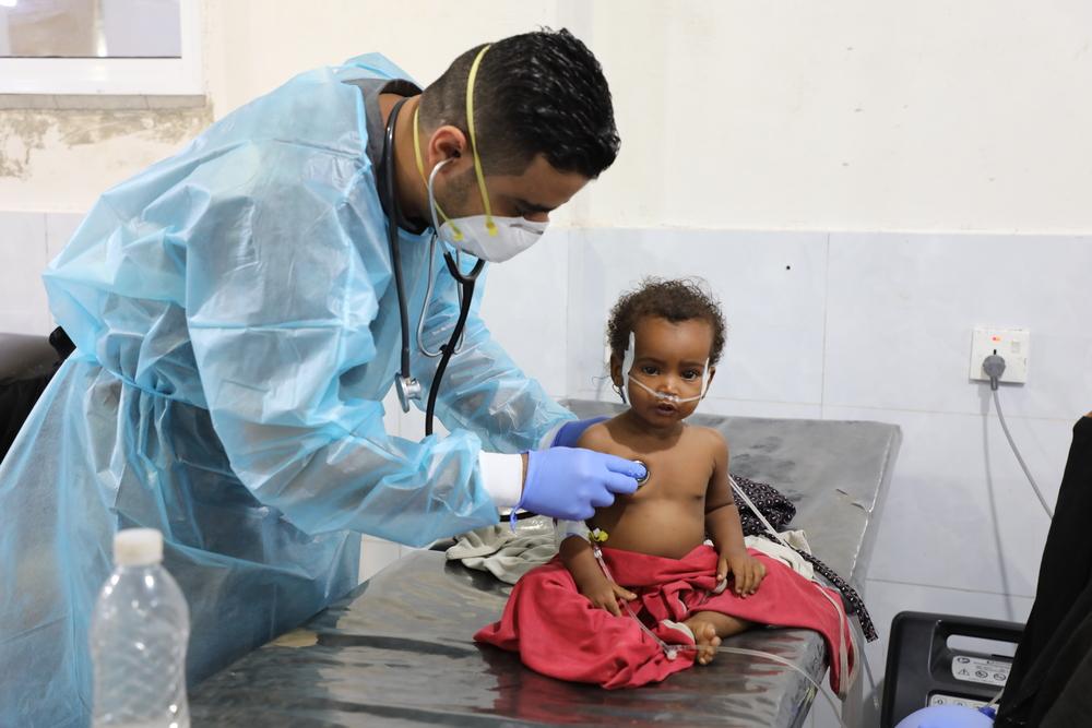 Hadeel Ghazi, âgée de 12 mois, est assise sur un lit de l'unité respiratoire de l'hôpital mère-enfant de MSF à Houban.
