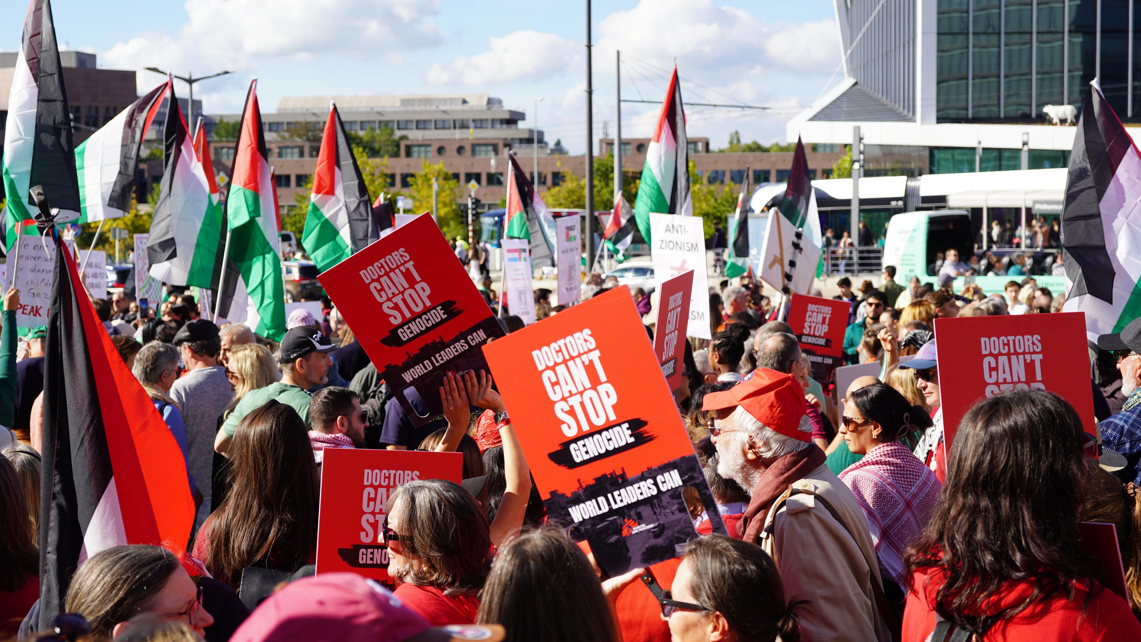 L’équipe et les soutiens de MSF ont scandé les messages de la campagne globale de MSF, articulée autour du message suivant : « Les médecins ne peuvent pas arrêter un génocide. Nos dirigeants, oui ». Luxembourg-ville. 28 septembre, 2025. © Louise Dhombres/ MSF