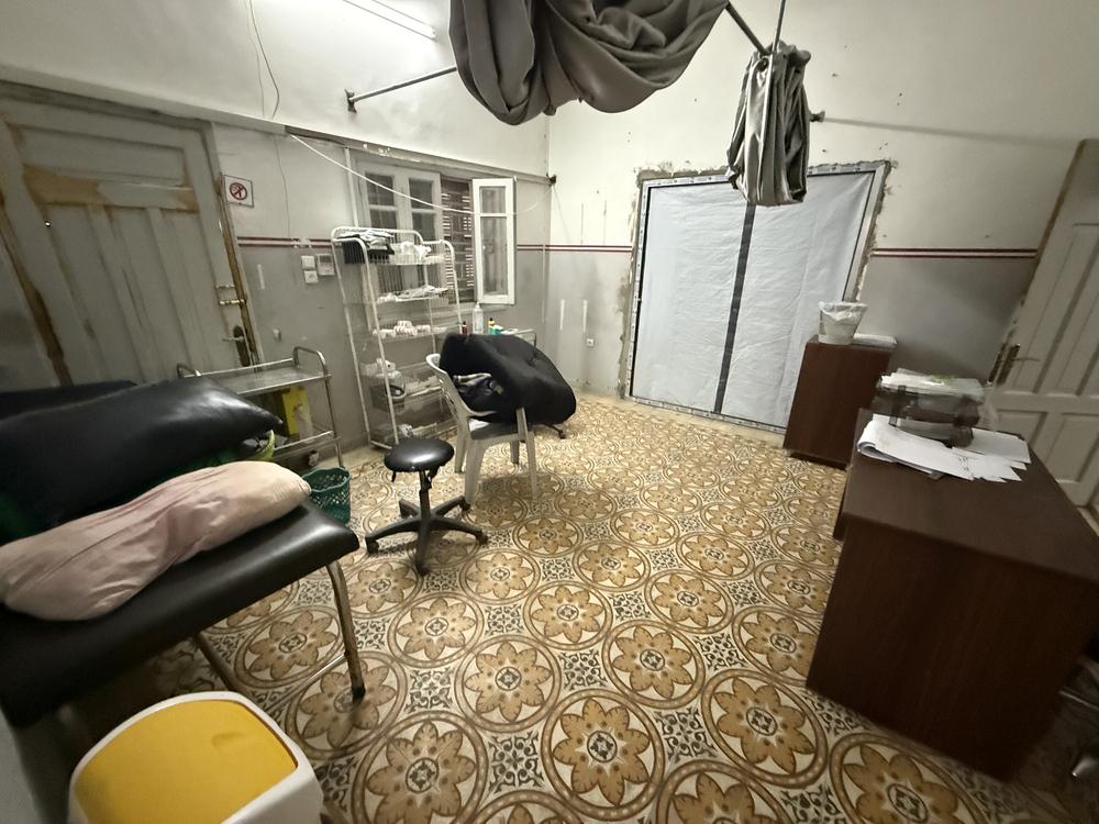 La salle des soins de la clinique MSF de la ville de Gaza, vide après la suspension des activités de MSF en raison de l'offensive militaire israélienne. Ville de Gaza, Gaza, septembre 2025.  © MSF