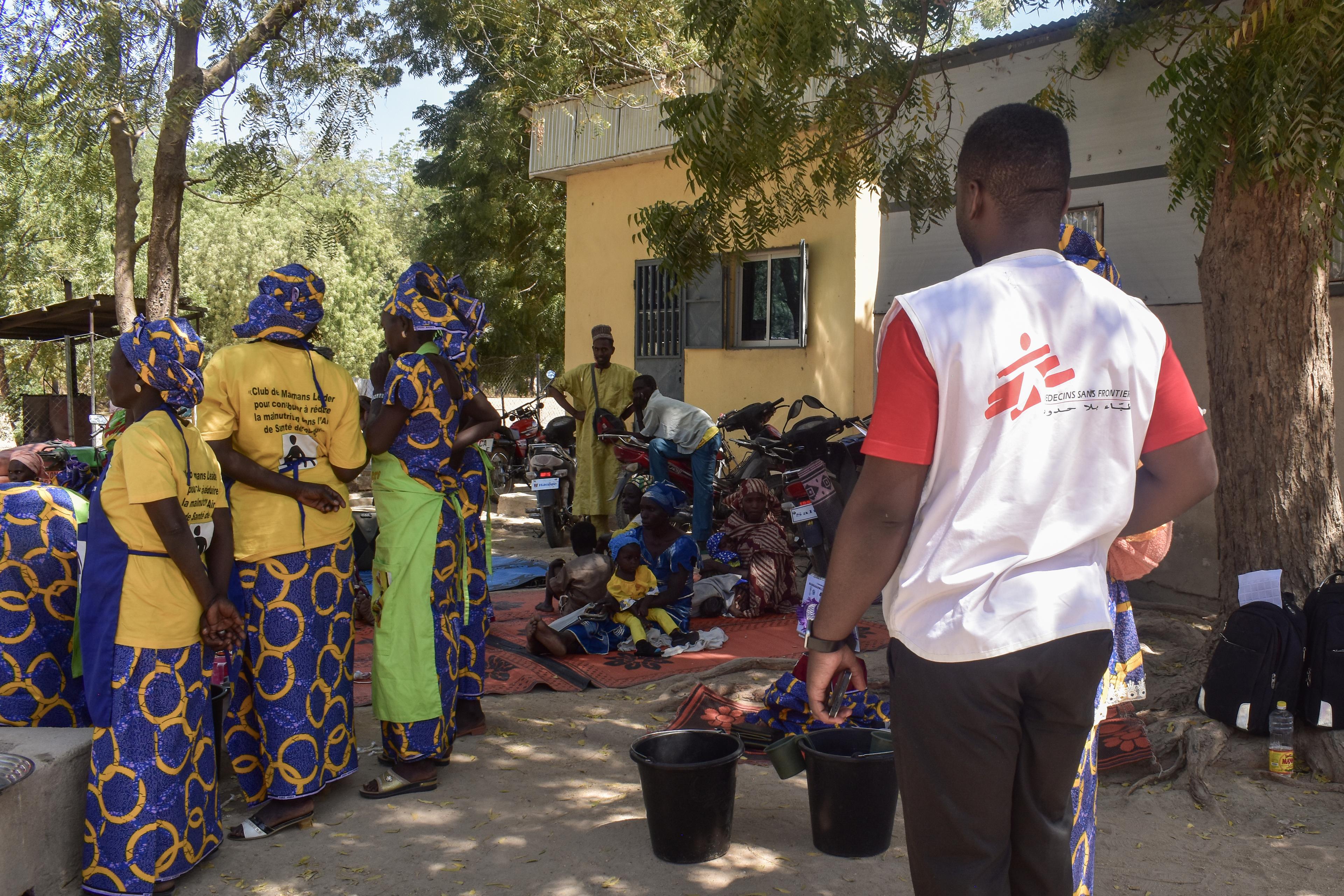 Séance de démonstration culinaire sur la préparation de bouillie enrichie pour lutter contre la malnutrition, Cameroun 