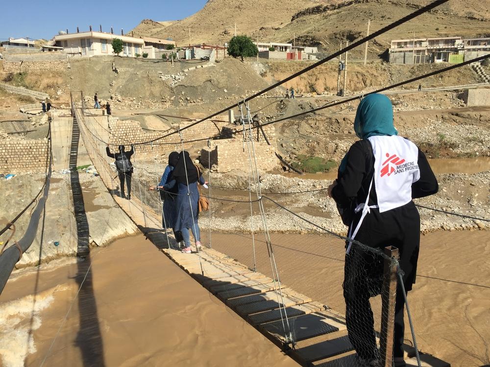 L'équipe médicale MSF traverse le pont de corde de Kyan Abad pour déployer une clinique mobile dans le village de Paran Parvis, sur la rive droite de la rivière Kashkan, Iran