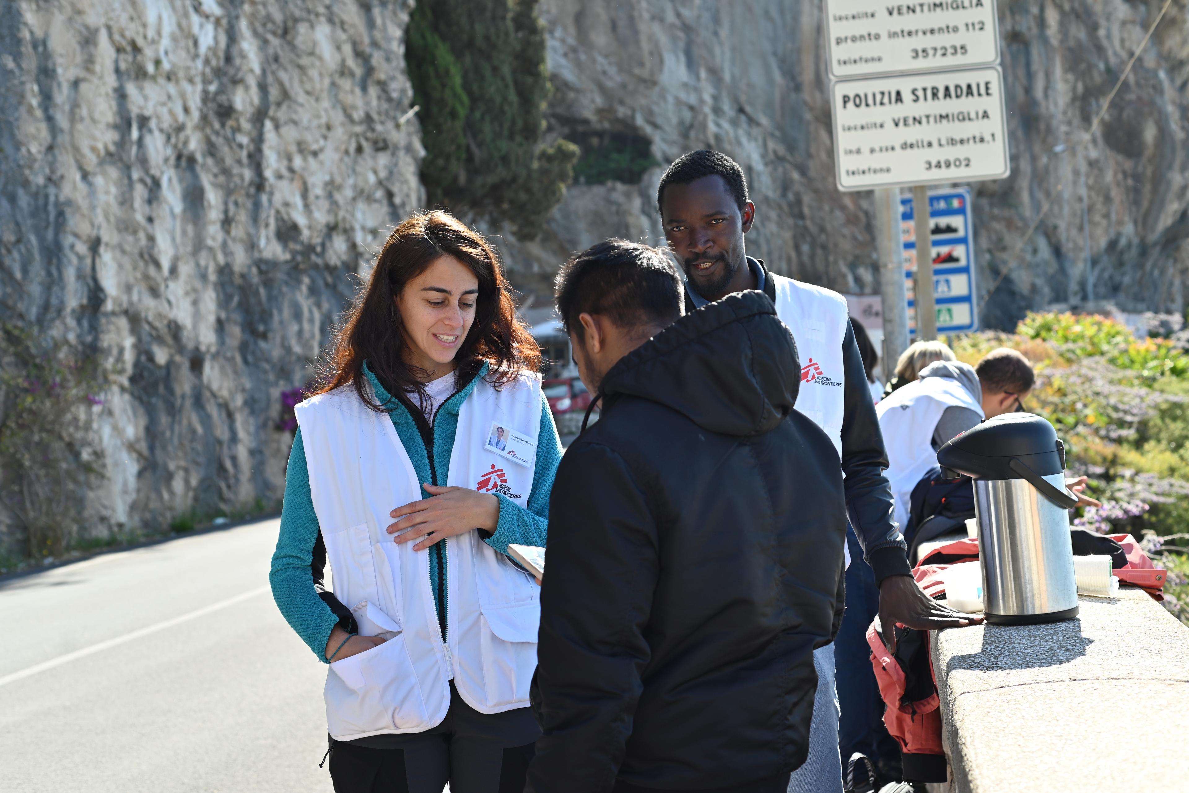 Le personnel de MSF fournit des informations sur les services médicaux et sociaux aux personnes en transit