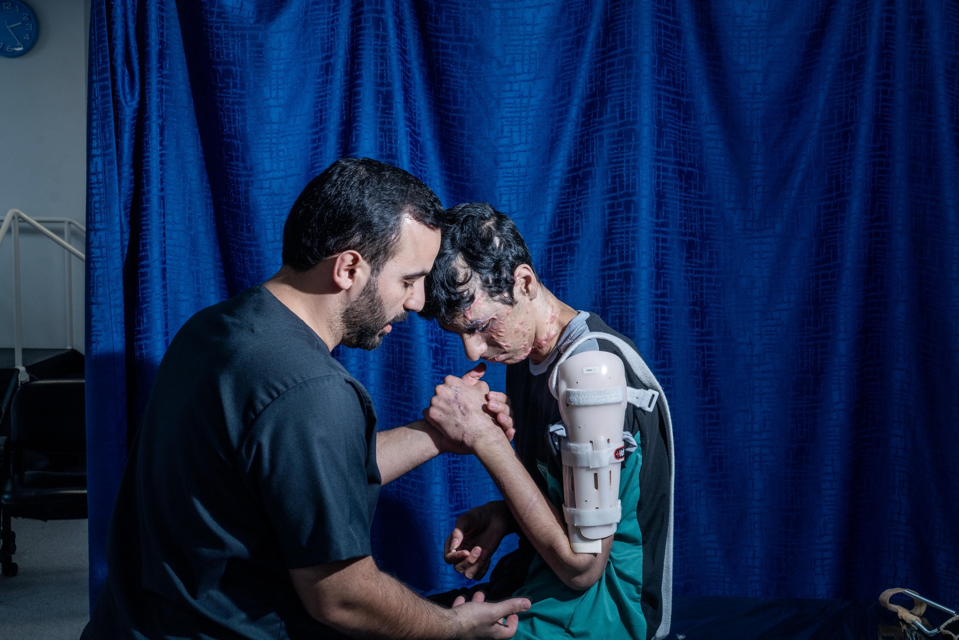 Séance de physiothérapie à l'hôpital de chirurgie reconstructive de MSF à Amman, en Jordanie 