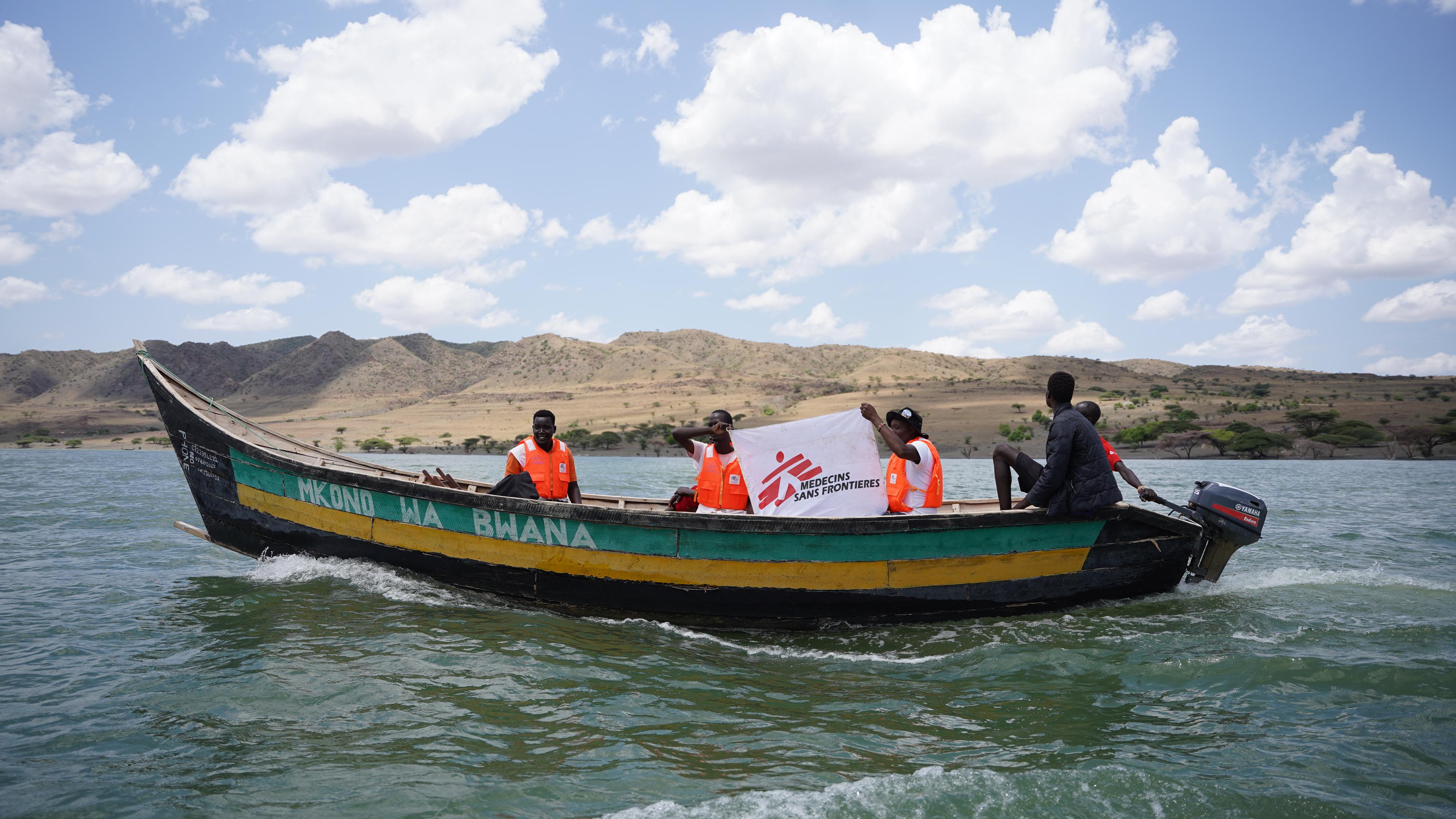 Une équipe MSF se rend en bateau au village de Nepak pour vacciner les enfants contre la rougeole