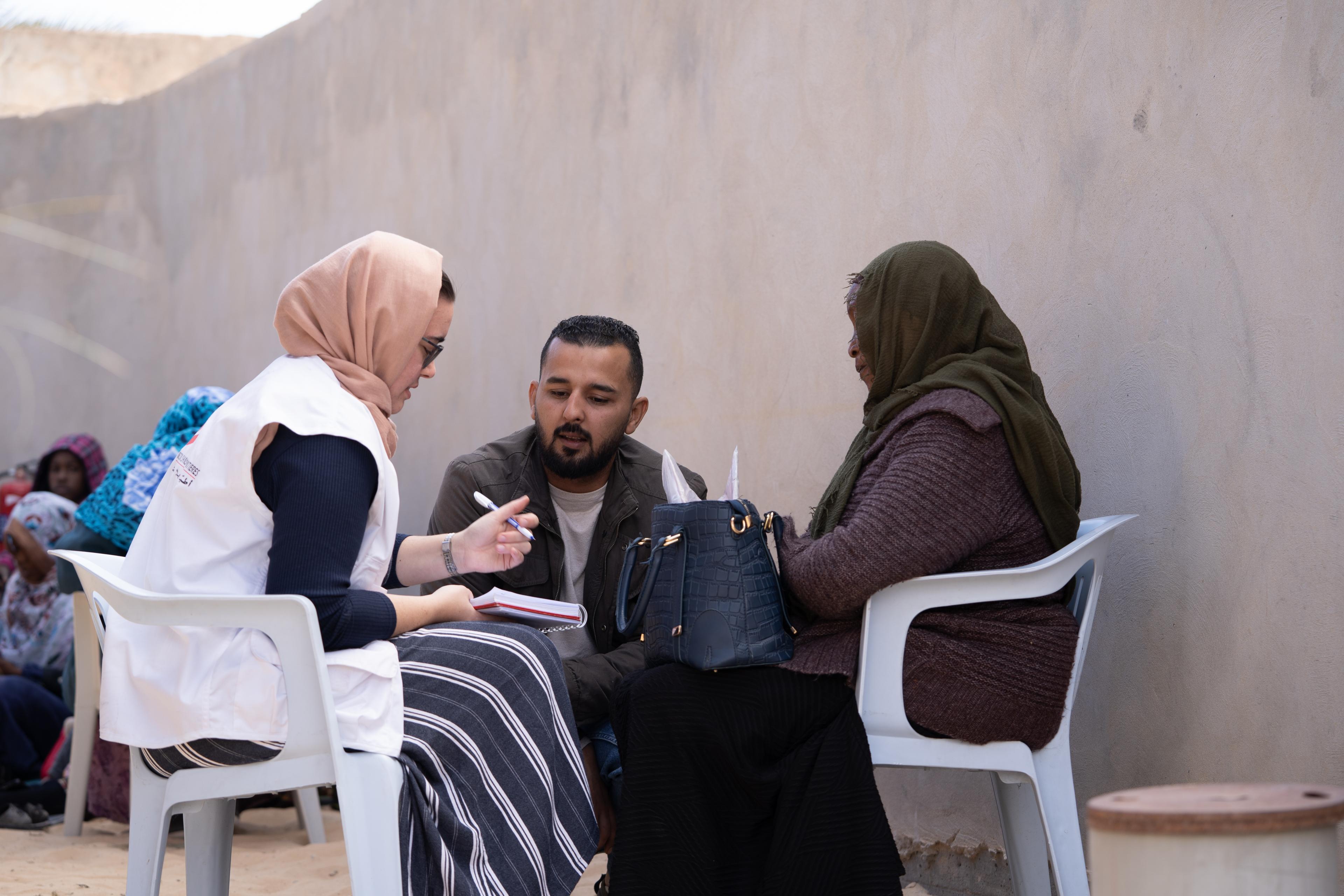 Carolina, responsable des activités de protection, discute avec un patient dans l'un des centres où travaille MSF dans la ville de Zuwara, en Libye
