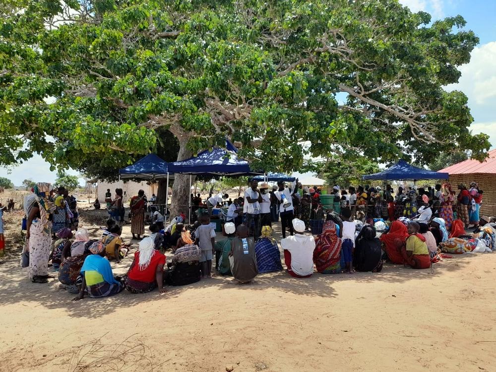 Des personnes se rassemblent sur un site où une équipe MSF mène une clinique mobile dans la ville de Mocímboa da Praia, dans la province de Cabo Delgado, au nord du Mozambique