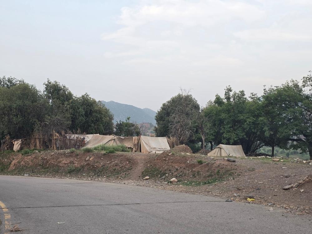 Tentes le long de la route de la vallée de Tirah