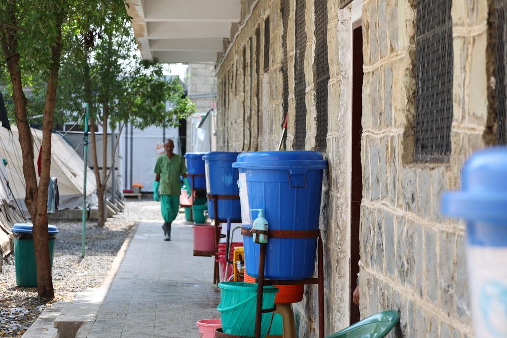 Les équipes d'eau et d'assainissement de MSF ont installé des réservoirs d'eau potable et des points de lavage des mains dans les services de traitement de la diarrhée aqueuse aiguë.
