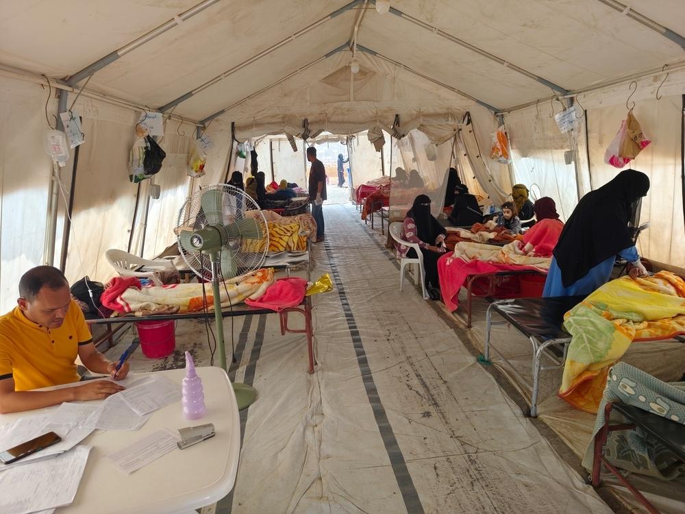 Patients recevant un traitement pour diarrhée aqueuse aiguë au centre de traitement de la diarrhée (DTC) soutenu par MSF à Al-Qaïda City, gouvernorat d'Ibb - Yémen.