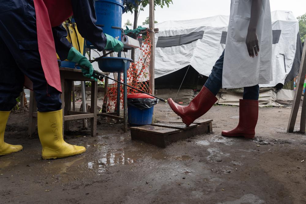 Le personnel médical et les patients entrant dans le centre de traitement du choléra de Kiseguru doivent d’abord désinfecter leurs chaussures afin de prévenir toute contamination. RDC, août 2025 © Sam Bradpiece/MSF