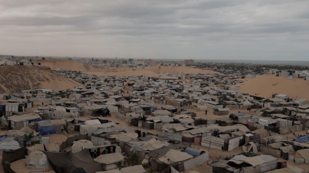 Des milliers de tentes à Mawasi, Khan Younis, où des familles déplacées vivent dans des conditions de surpopulation, manquant des produits de première nécessité pour survivre.