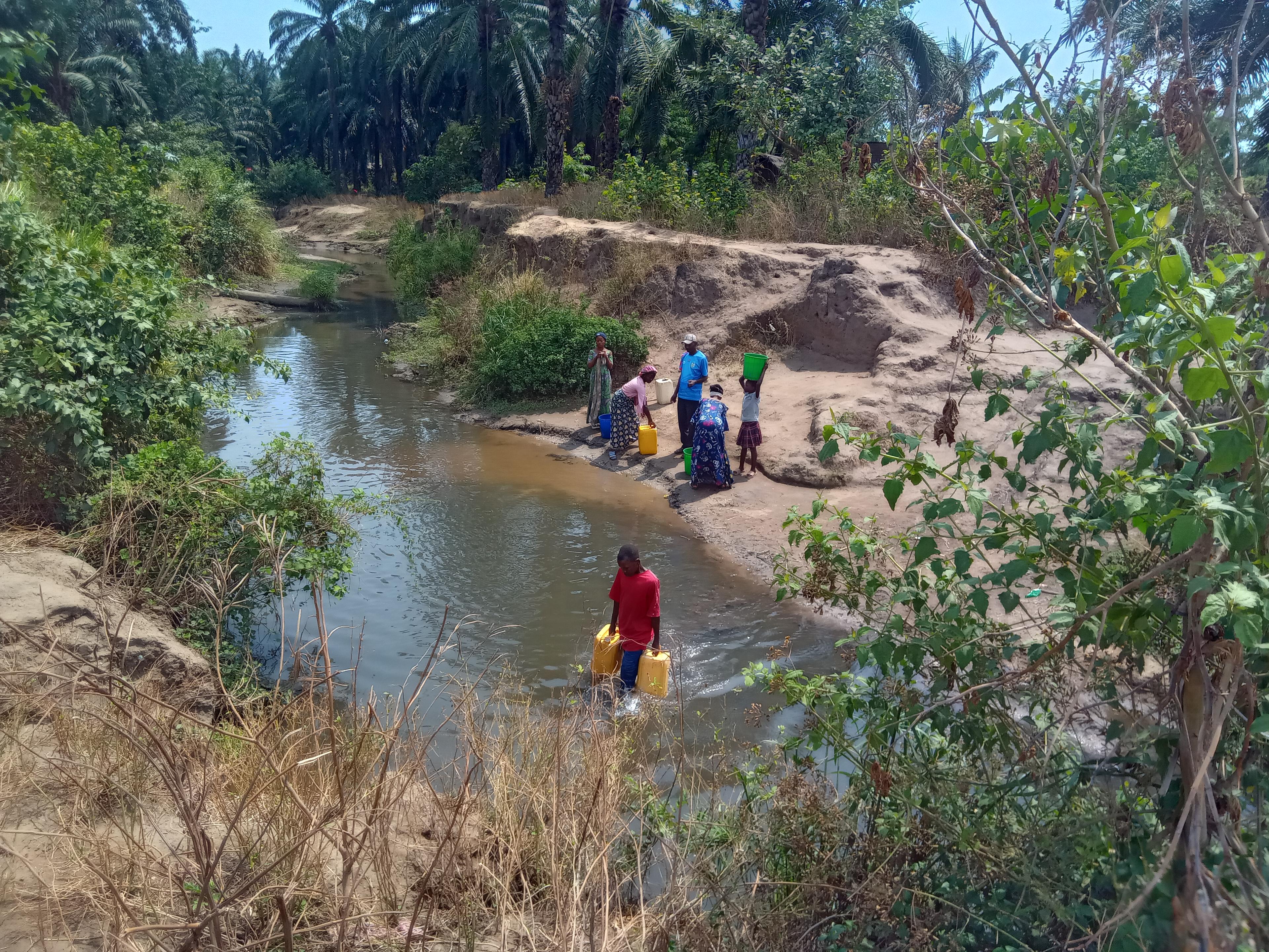 Les communautés du village de Katanga, dans le territoire de Fizi, s’approvisionnent en eau dans la rivière Luke, province du Sud-Kivu, en République démocratique du Congo. © Abdon MANENGU Mbangala/MSF