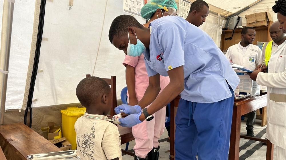 Une infirmière retire le cathéter d’un enfant sur le point de sortir de l’unité de traitement du choléra (CTU) gérée par MSF, où les patients sont réhydratés afin de prévenir la déshydratation potentiellement mortelle causée par le choléra, à Mugunga, Goma, en République démocratique du Congo, en mars 2025. © Abdon MANENGU Mbangala/MSF