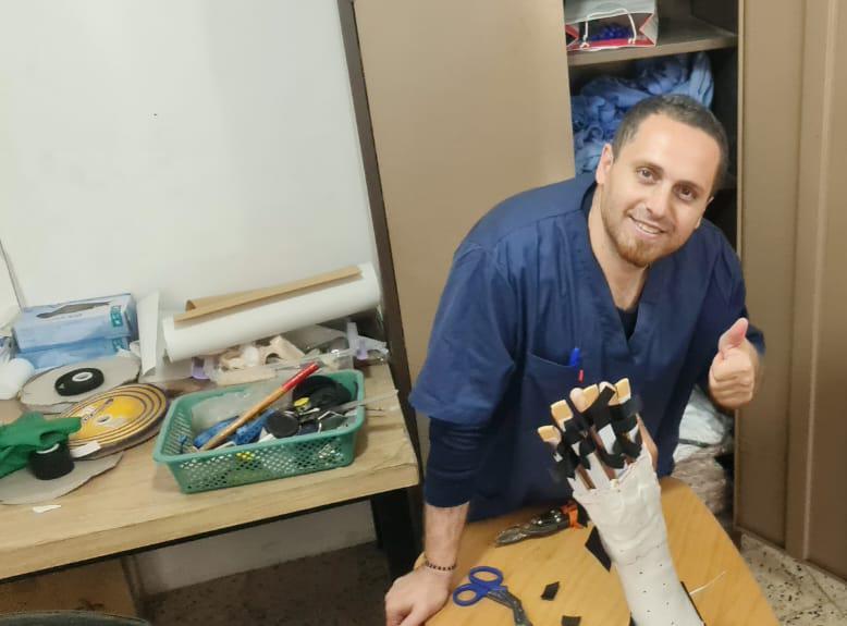 Omar Hayek travaillant à la clinique de la ville de Gaza, Palestine 