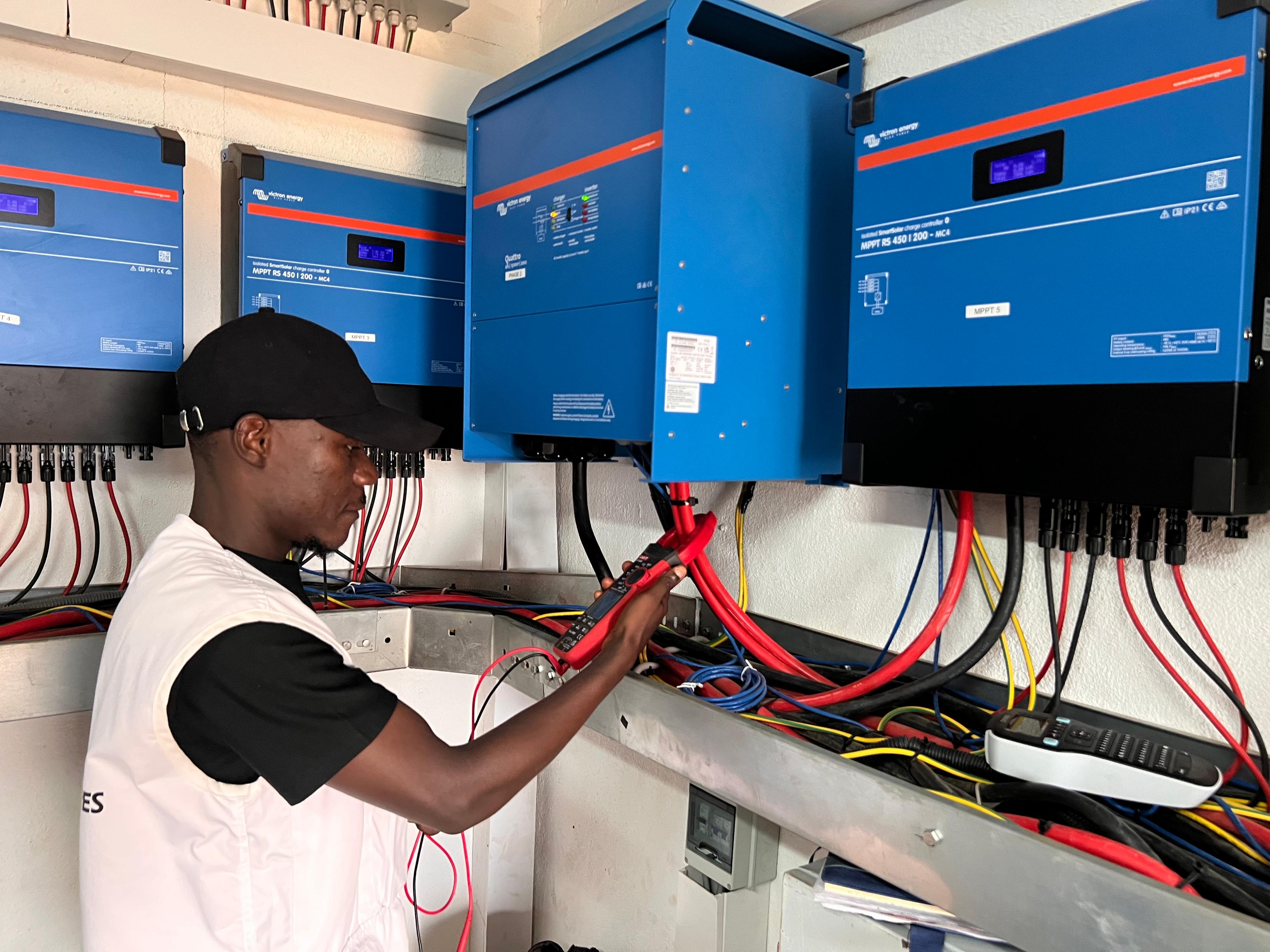 Goumar Attama Abdoul Aziz, responsable énergie chez MSF, dans la salle de contrôle du système solaire photovoltaïque de Batangafo.