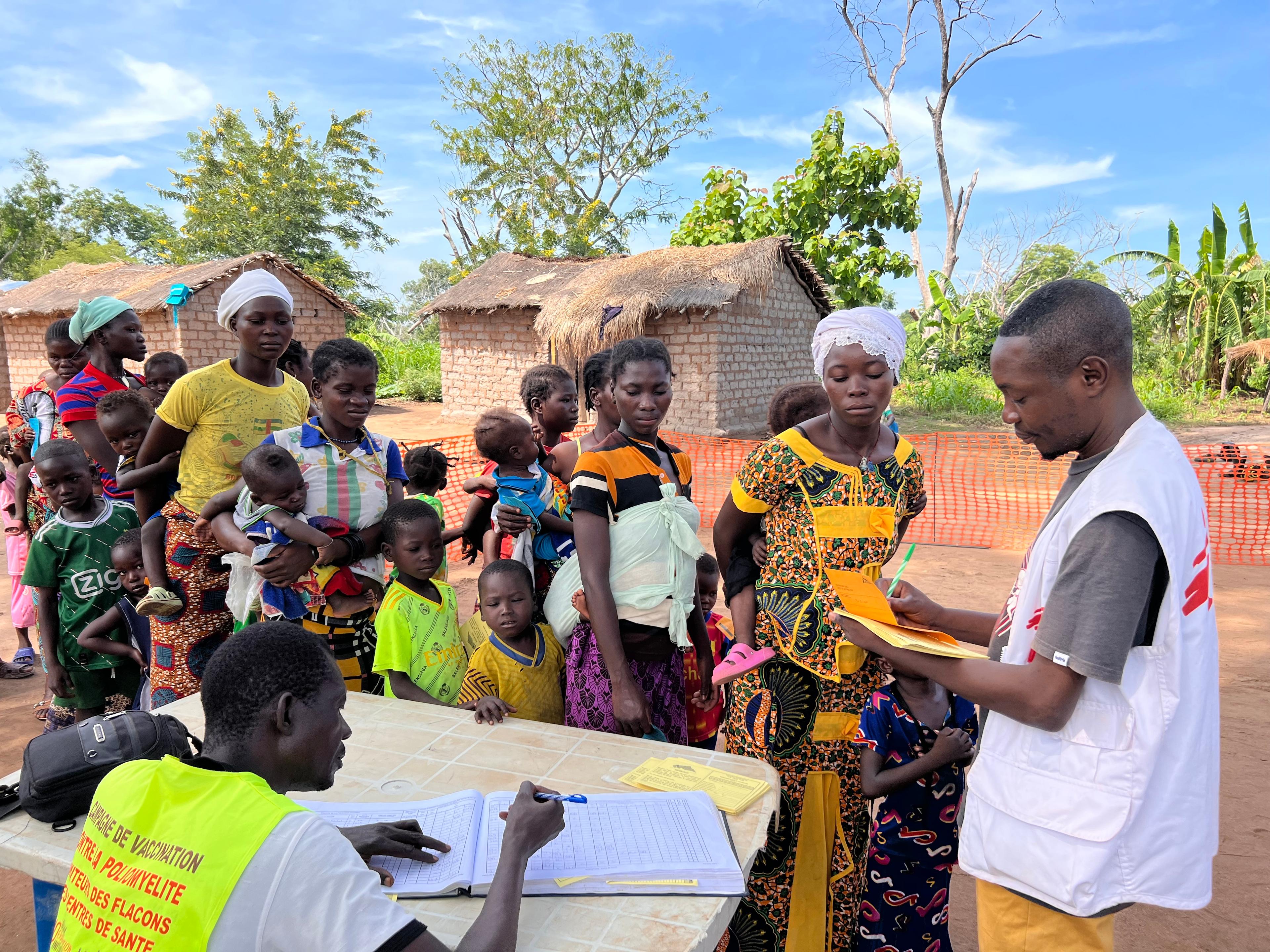 Des mères attendent patiemment avec leurs enfants dans un centre de vaccination à Mala, où MSF soutient le ministère de la Santé pour renforcer les services de vaccination de routine.