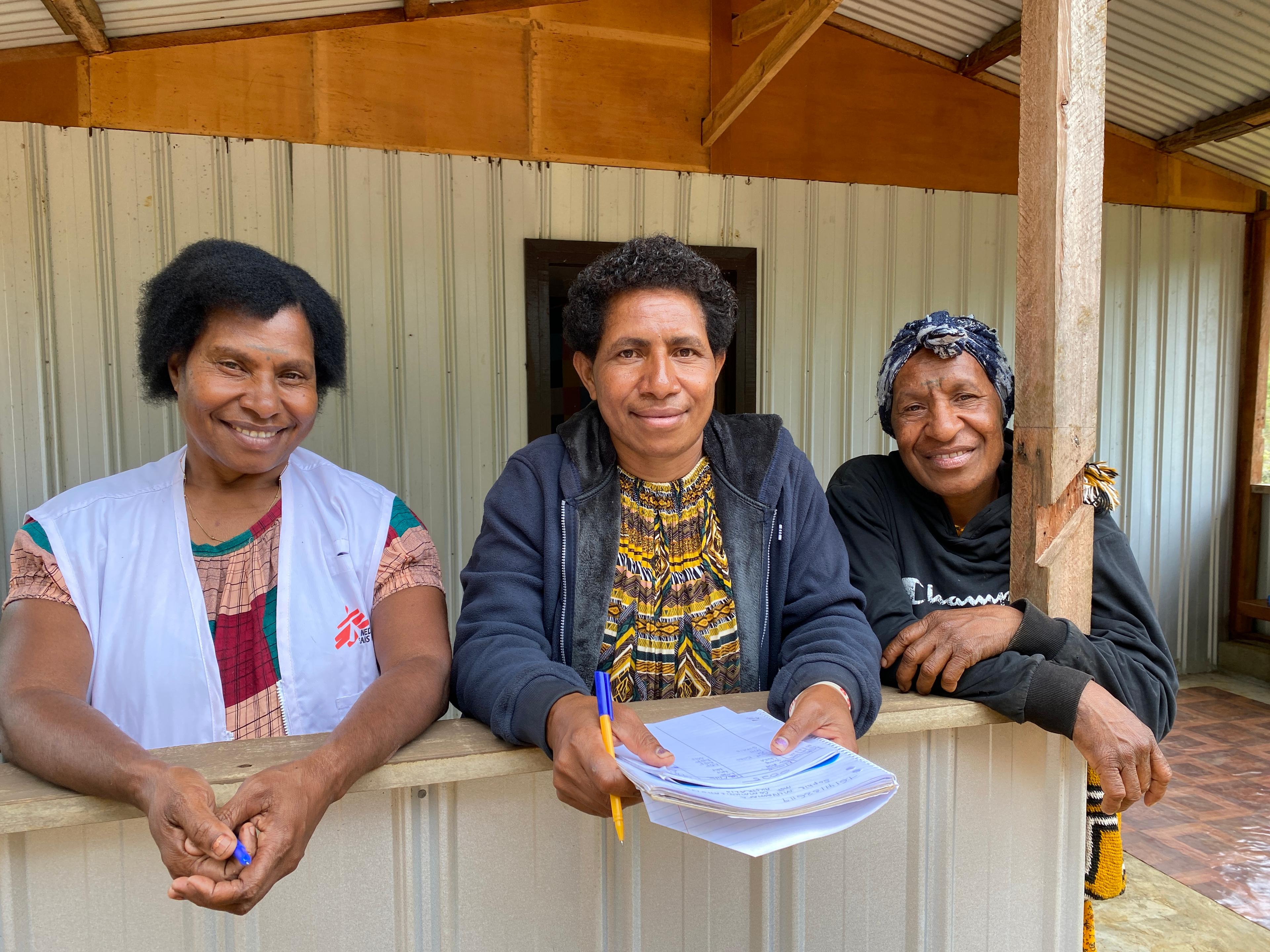 Janet, superviseur de l'engagement communautaire chez MSF, travaille avec une agente de santé communautaire et une bénévole de santé