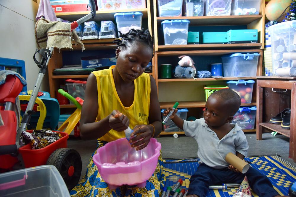 Morrison Williams, 1 an, et sa mère Adama Williams participent à une séance de jeu individuelle à l'hôpital mère-enfant MSF, en Sierra Leone