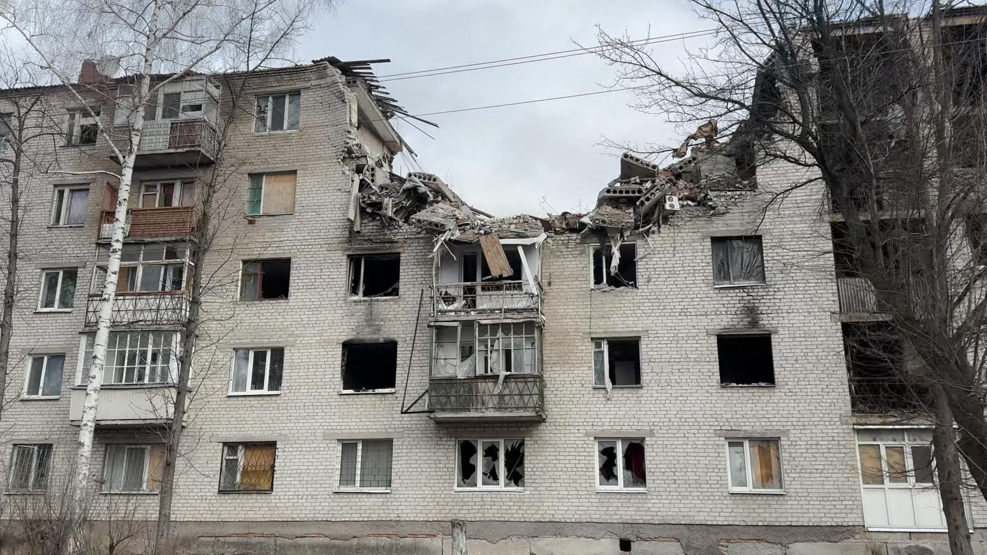 En Ukraine, des abris surpeuplés et des villes fantômes bombardées