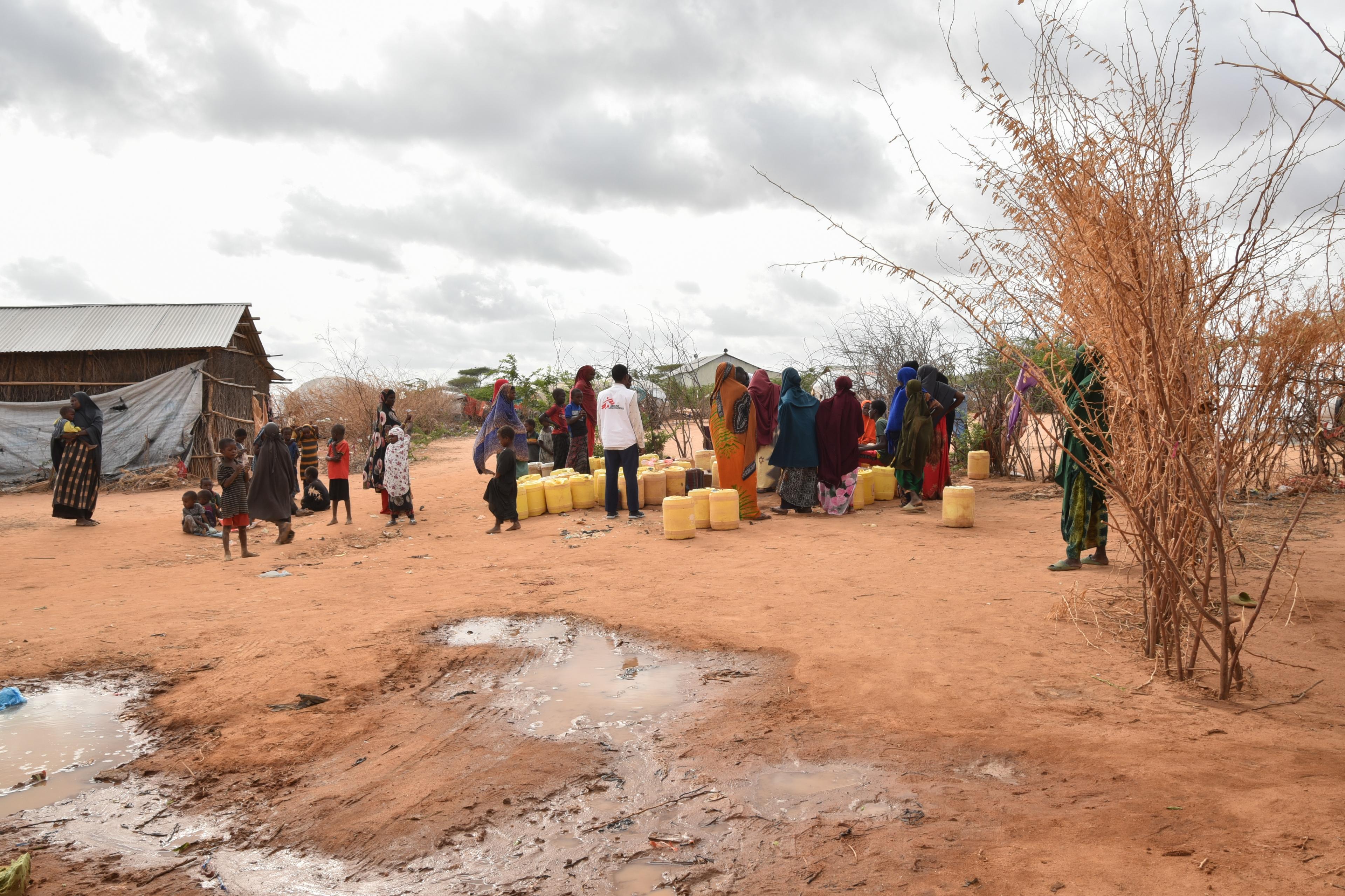 Un point d'eau de MSF à la périphérie du camp de Dagahaley. Des réfugiés vont chercher de l'eau en arrière-plan.