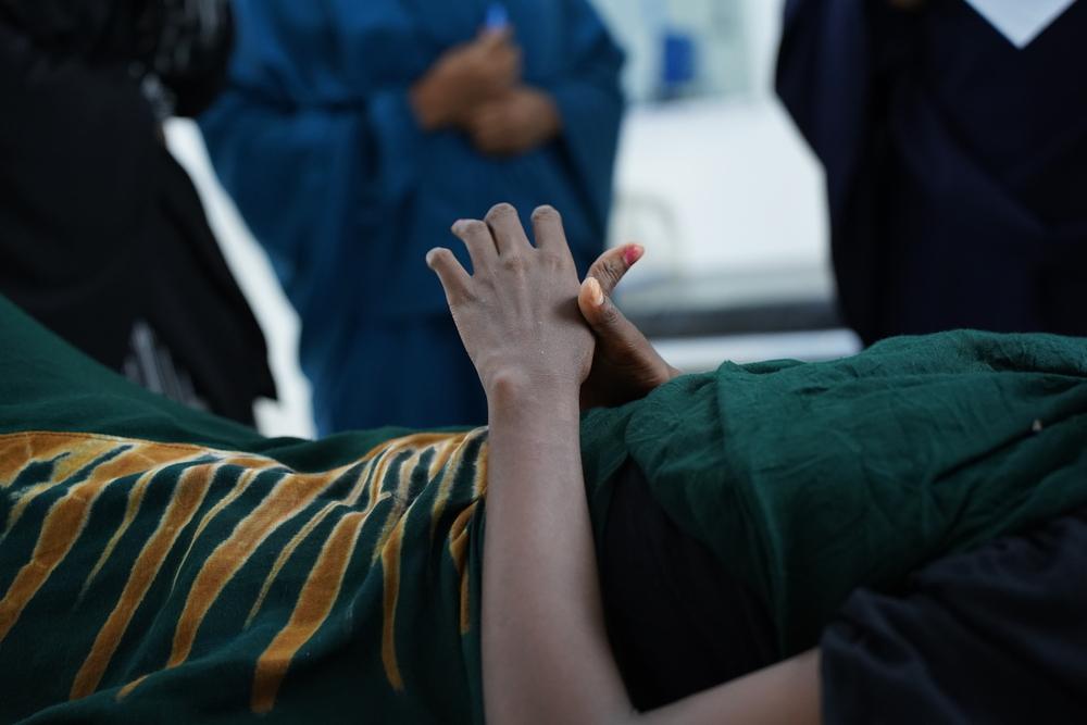 Une femme se repose dans le service des fistules obstétricales de l'hôpital régional de Bay, soutenu par MSF.