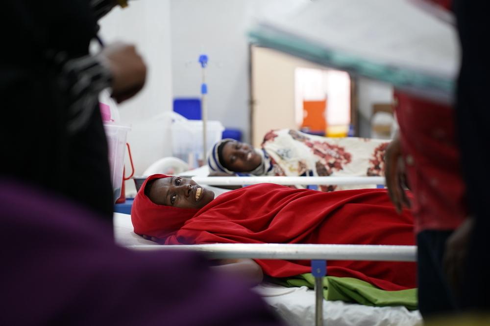 Sadia Mohamed et Nurto Adan se reposent sur leur lit pendant que l'équipe médicale de MSF s'occupe d'elles lors d'une visite médicale au service des fistules obstétricales de l'hôpital régional de Bay, soutenu par MSF, à Baidoa, en Somalie.