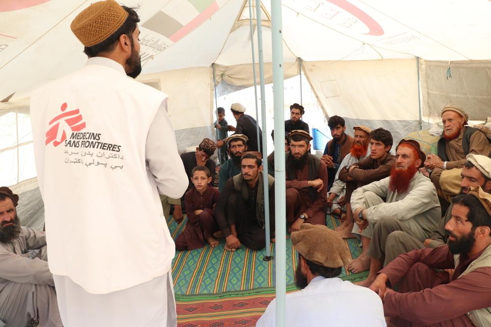 Un agent de promotion de la santé à la clinique MSF animant une séance d'information auprès des patients du camp de Minjgala, Afghanistan