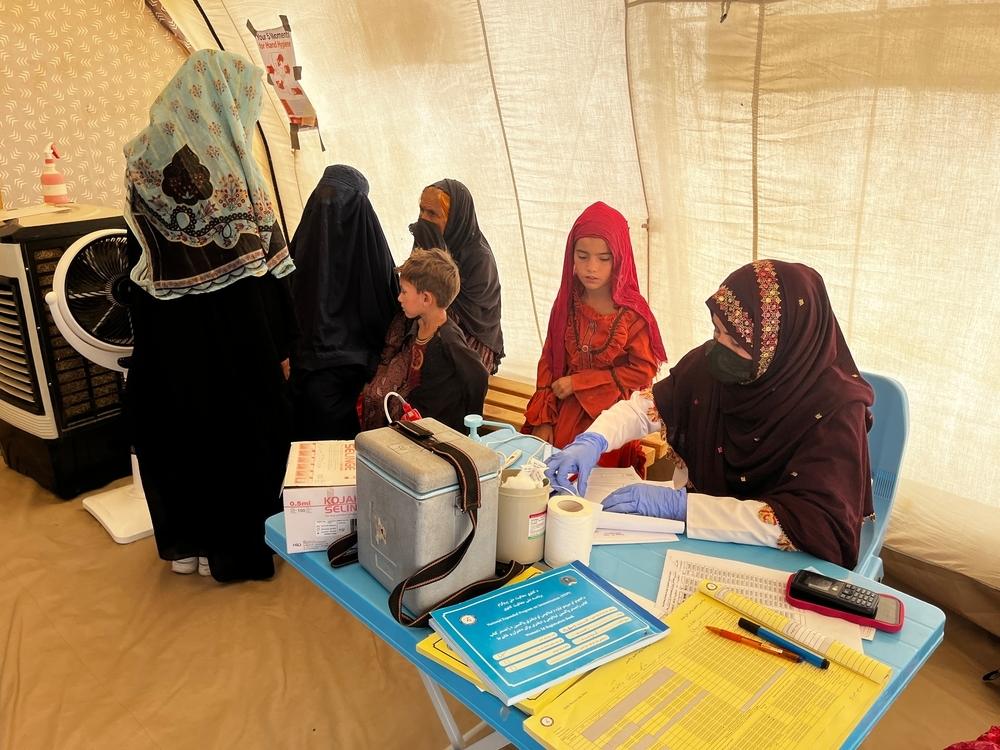 Dans la salle d'attente pour femmes de la clinique MSF du camp de Patan, une infirmière MSF enregistre les patientes pour une évaluation initiale