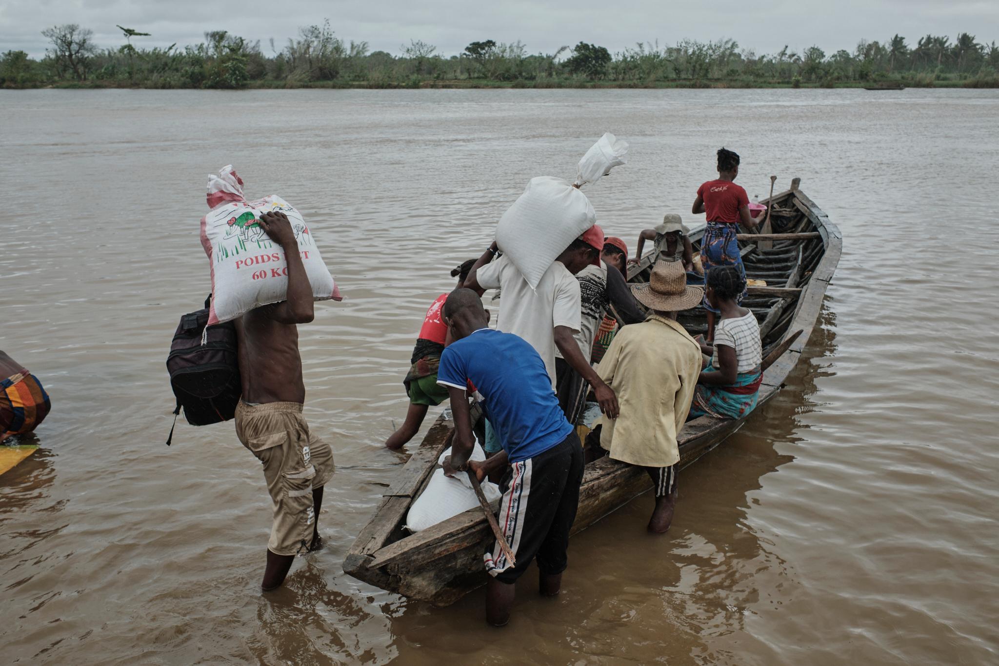 Les habitants utilisent des pirogues pour se déplacer sur de courtes distances entre Nosy Varika et les villages environnants, côte est de Madagascar 
