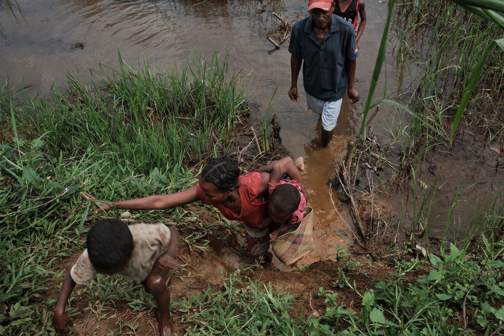 Juliette, dont la maison et celles de ses voisins ont été ravagées par le cyclone Batsirai, Madagascar