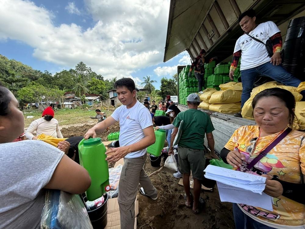 MSF a commencé la distribution de kits d'articles non alimentaires aux communautés touchées par le typhon et les inondations qui ont suivi, Philippines