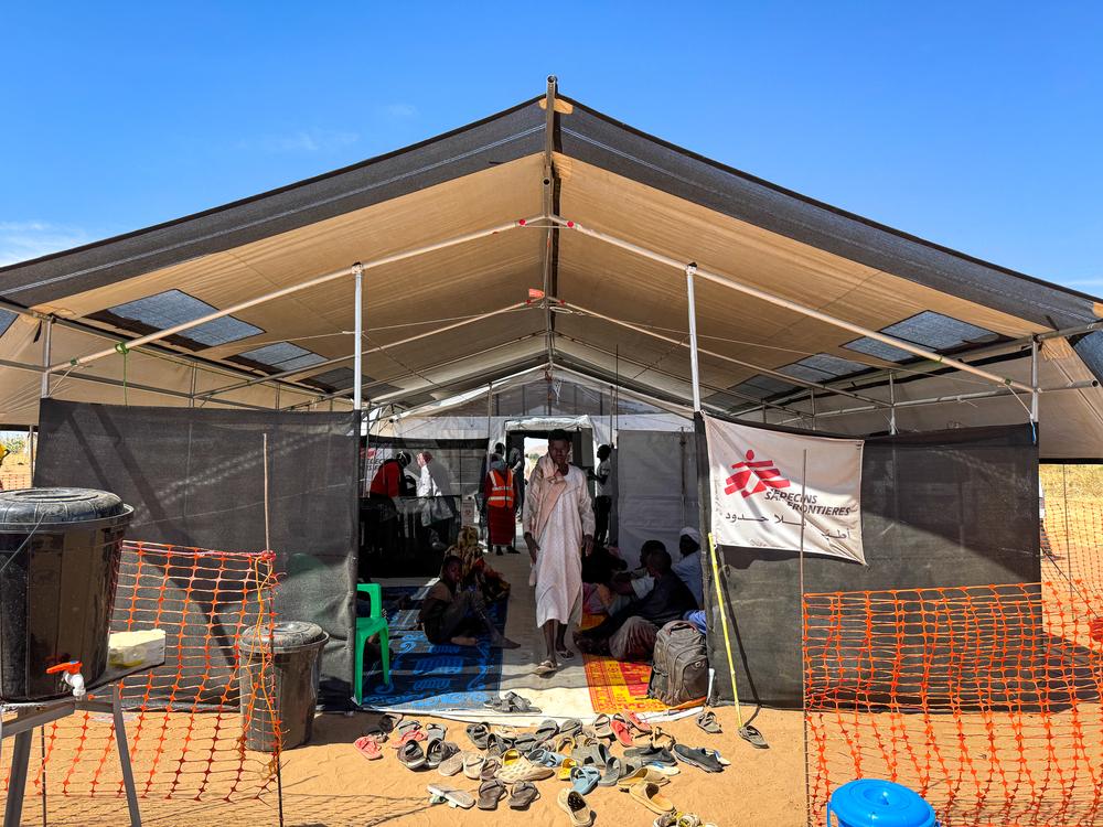 MSF a installé un poste de soins de santé à Tawila Umda pour stabiliser les personnes nouvellement arrivées et transférer les cas les plus graves, tels que les blessés ou ceux nécessitant une intervention chirurgicale, en ambulance vers l'hôpital de Tawila.
