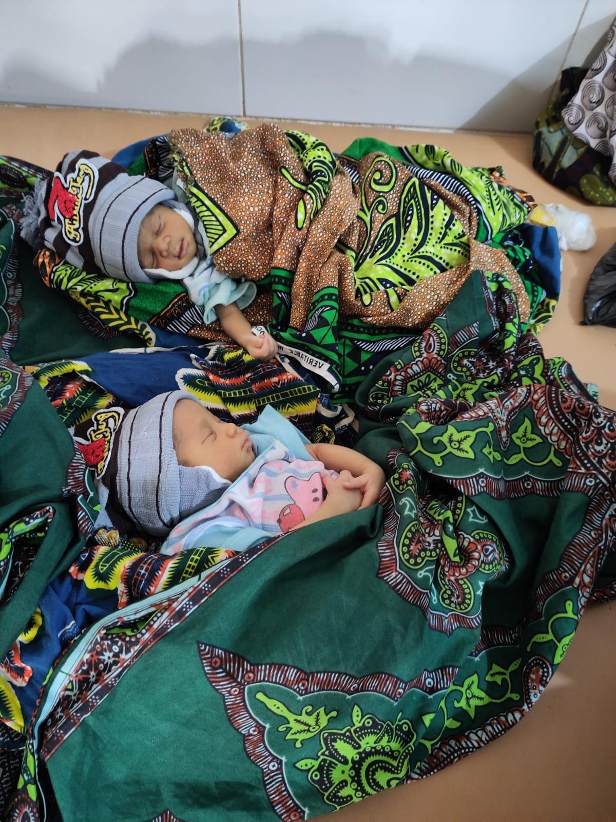 Deux bébés à Couffo