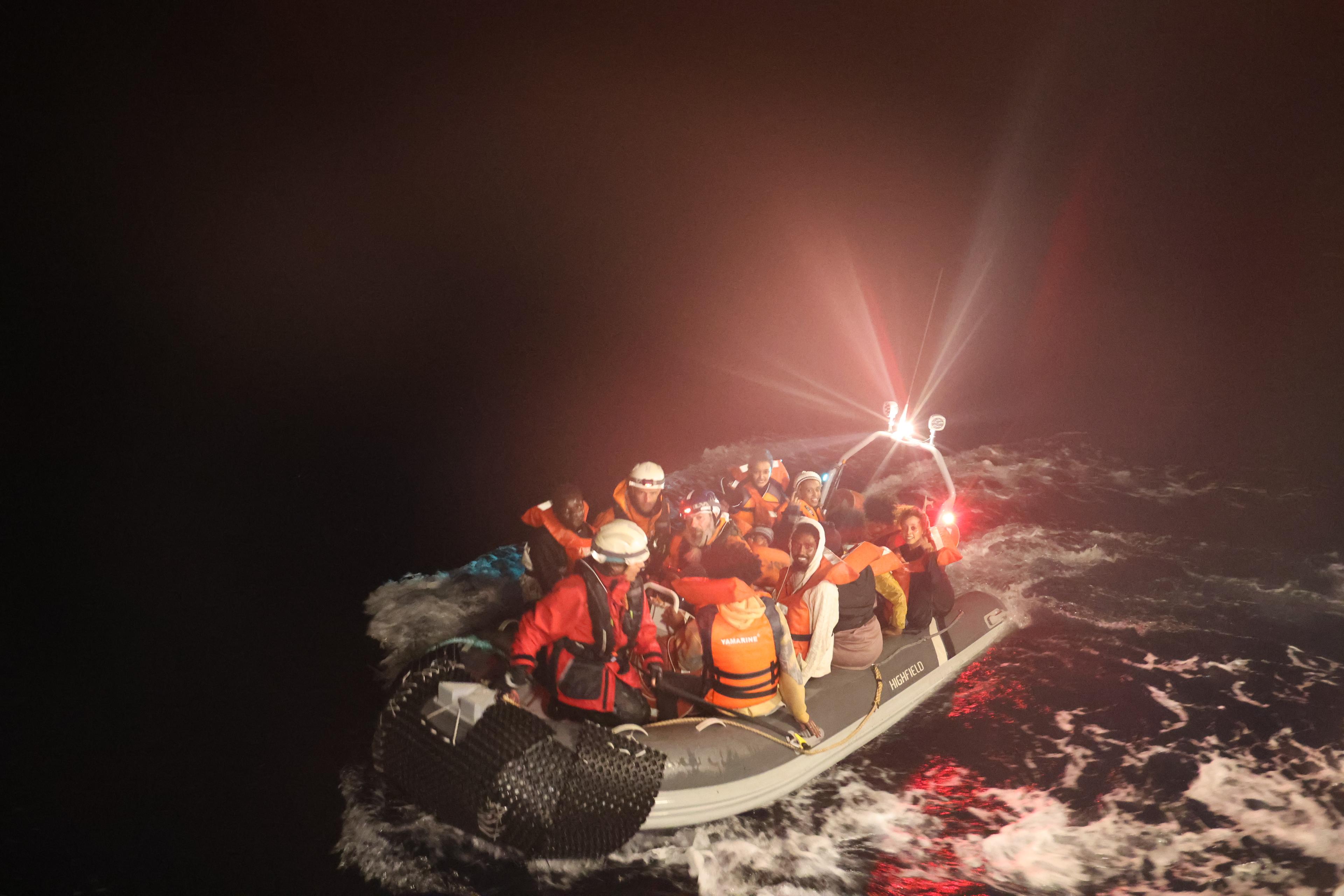 Opération de sauvetage pour un groupe de 27 personnes en détresse sur un bateau pneumatique 