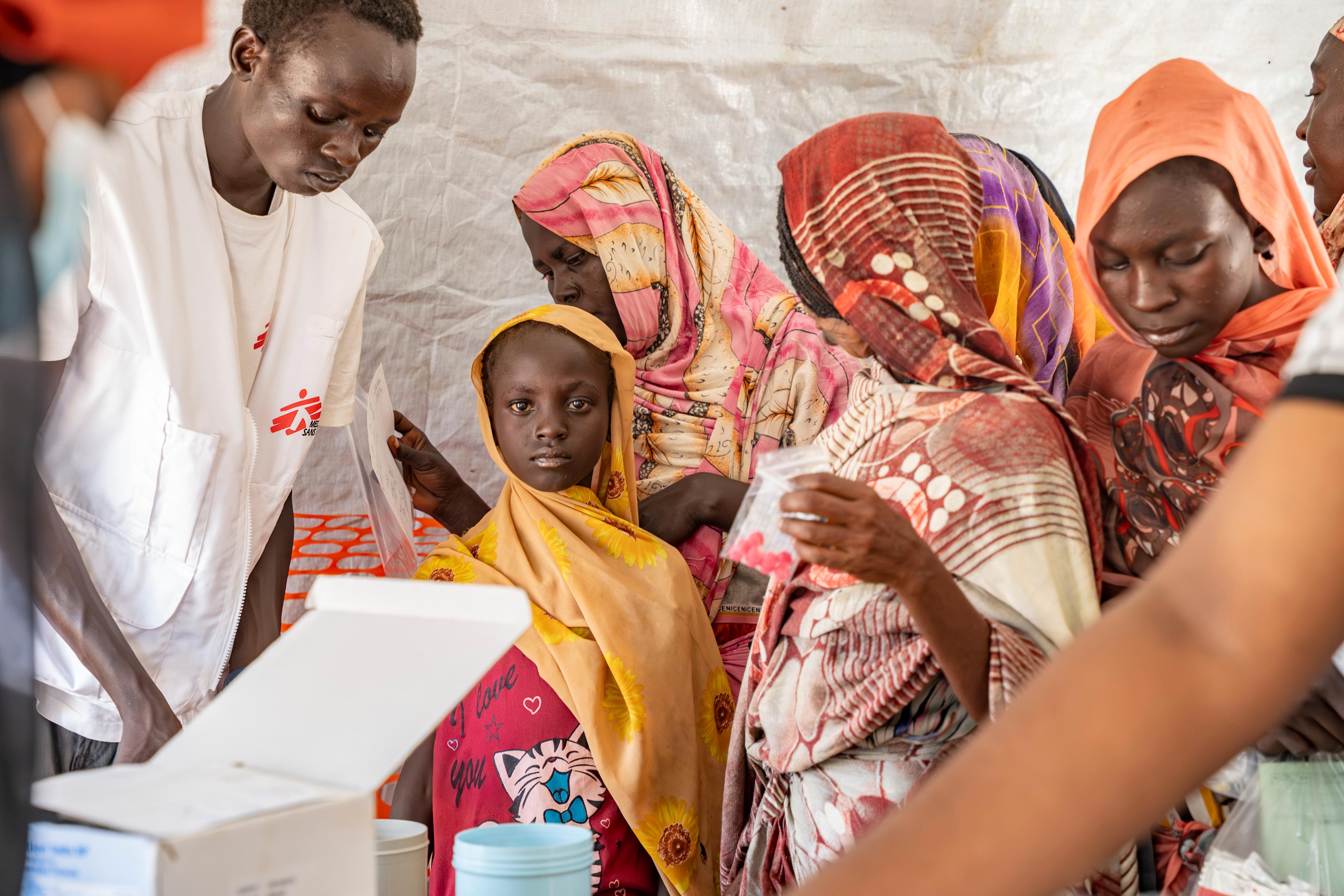 Aisha Ibrahim accompagne sa mère à la clinique mobile gérée par MSF pour les personnes déplacées du Soudan à Atam, dans le comté de Renk, Soudan du Sud