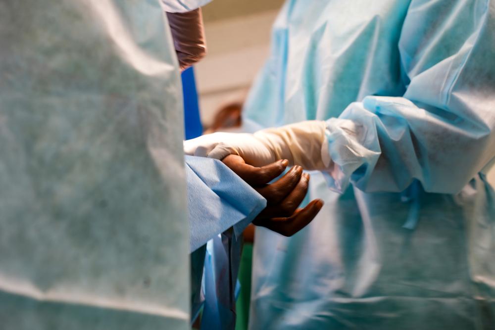 Chirurgiens soignant une blessure par balle à l'hôpital traumatologique MSF de Tabarre. Haïti. Janvier 2026  © Marx Stanley Léveillé/MSF