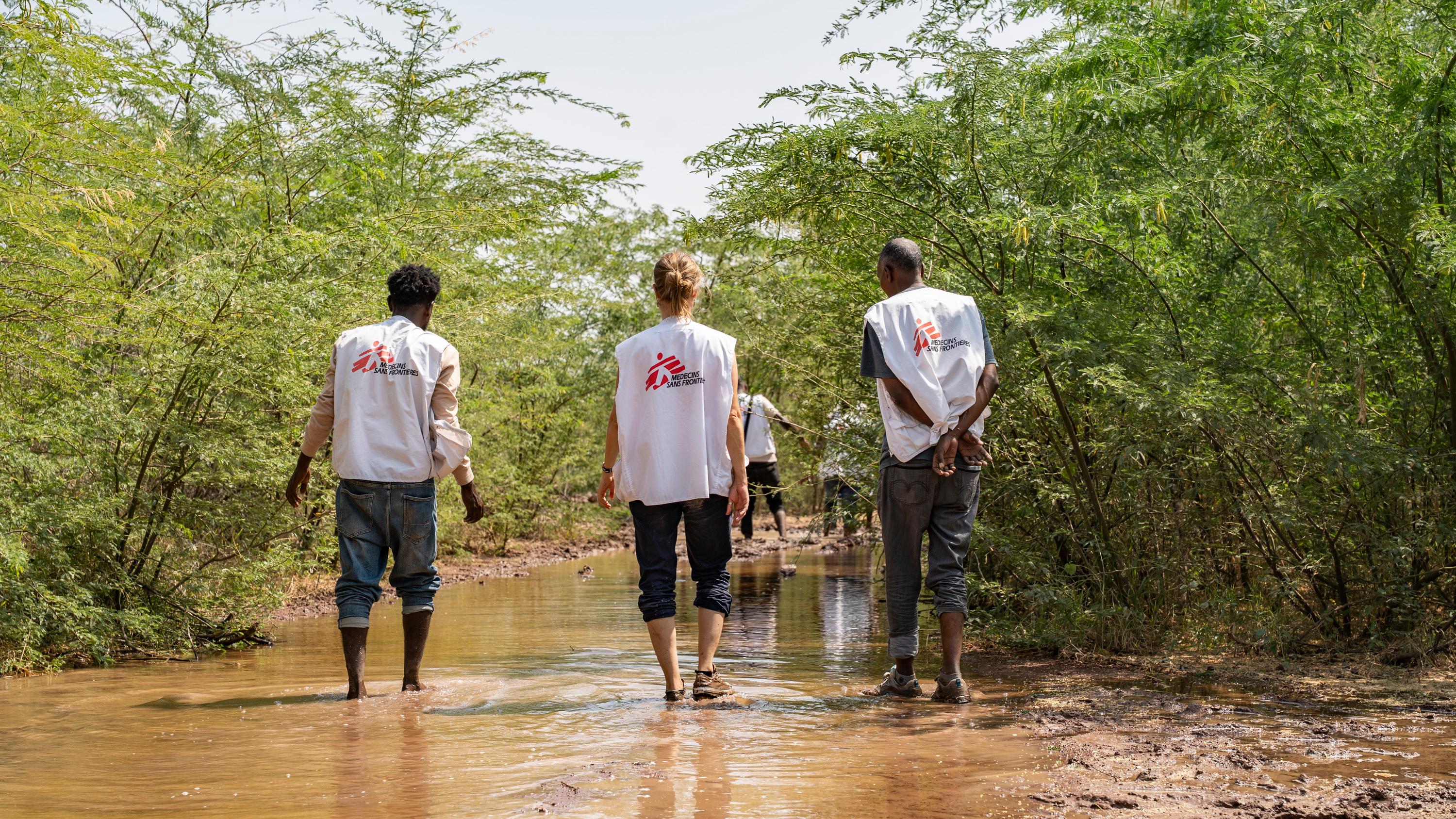 L'équipe MSF marche dans la boue lors d'une mission de terrain en Ethiopie