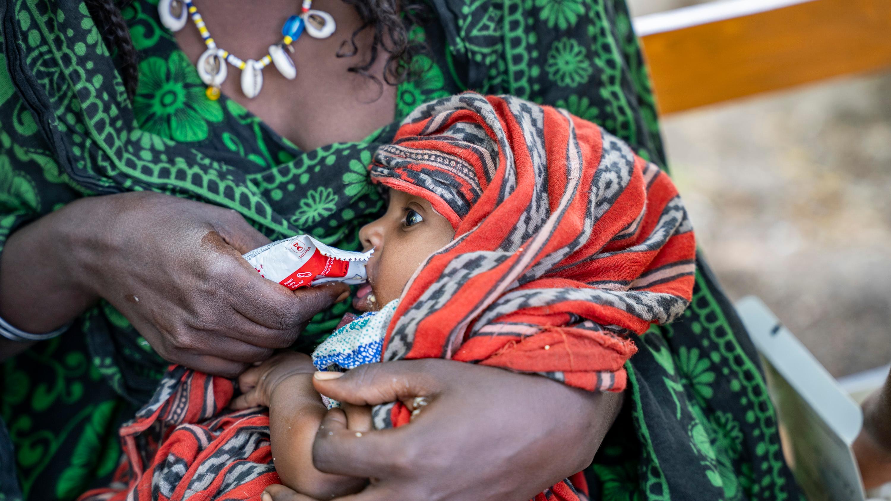 Igahale (13 mois) mangeant le plumpy’nut fourni par l’équipe de sensibilisation de MSF au centre de santé de Magenta, Ethiopie 
