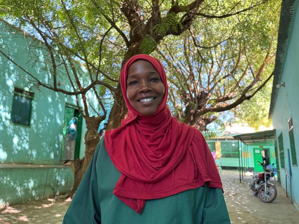Hagwa est infirmière à la maternité d'El Geneina. Déplacée par la guerre, elle est fière de soutenir sa communauté au Soudan