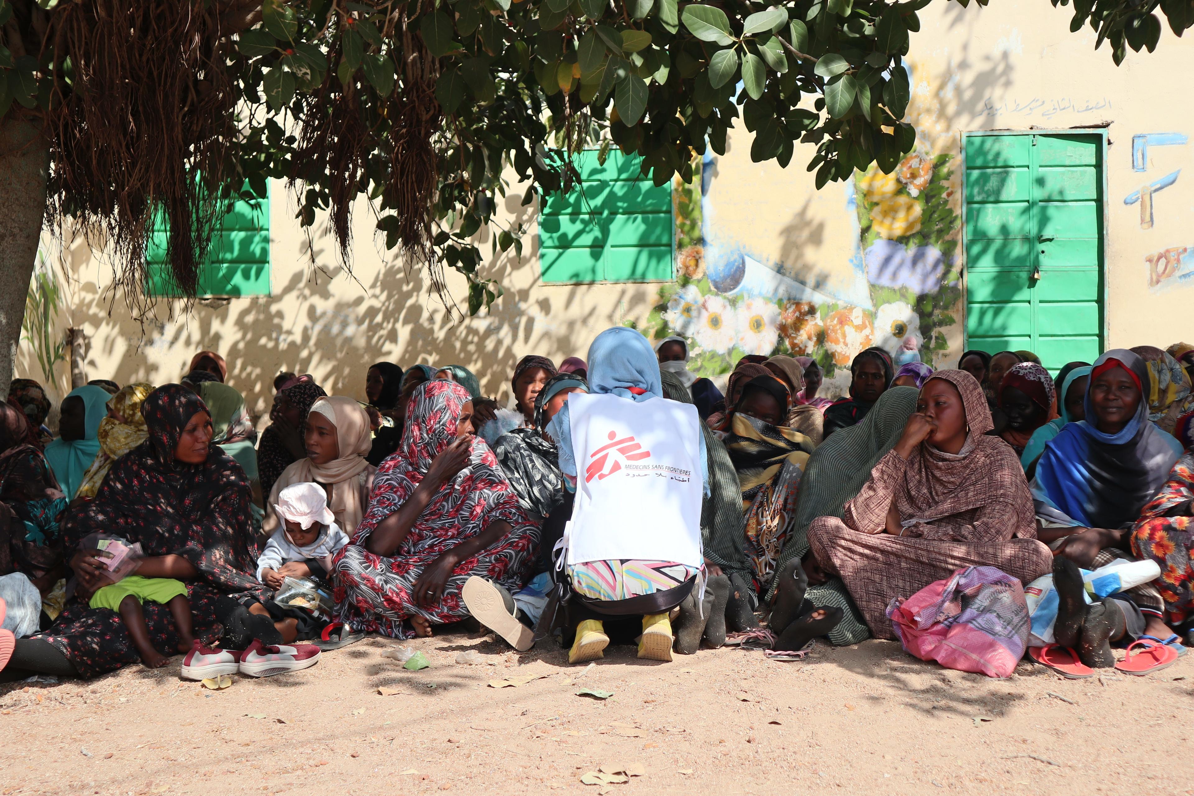 Des membres du personnel de MSF discutent avec des mères admises au programme destiné aux femmes allaitantes et enceintes souffrant de malnutrition sévère, Sud-Darfour, Soudan