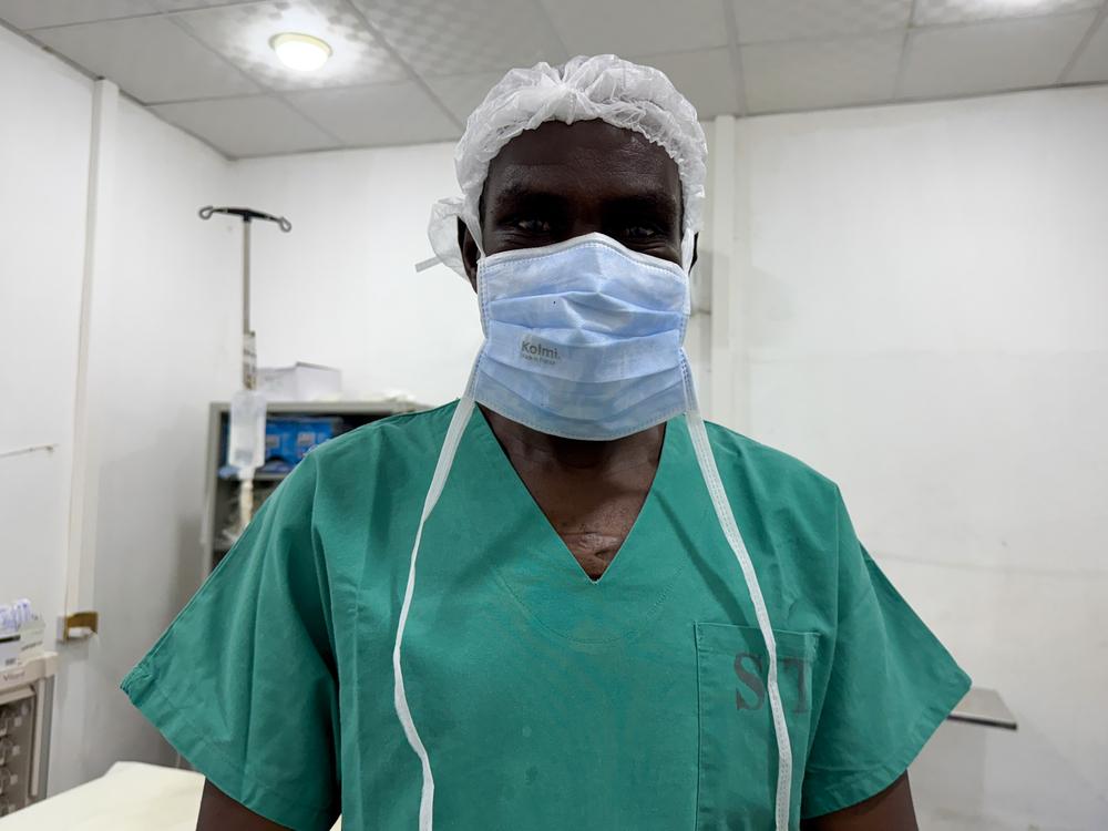 Le docteur Altayeb est chirurgien orthopédiste à l'hôpital de Tawila, dans le nord du Darfour. Après avoir fui El Fasher en raison des violences dévastatrices, il prodigue désormais des soins essentiels, Soudan 