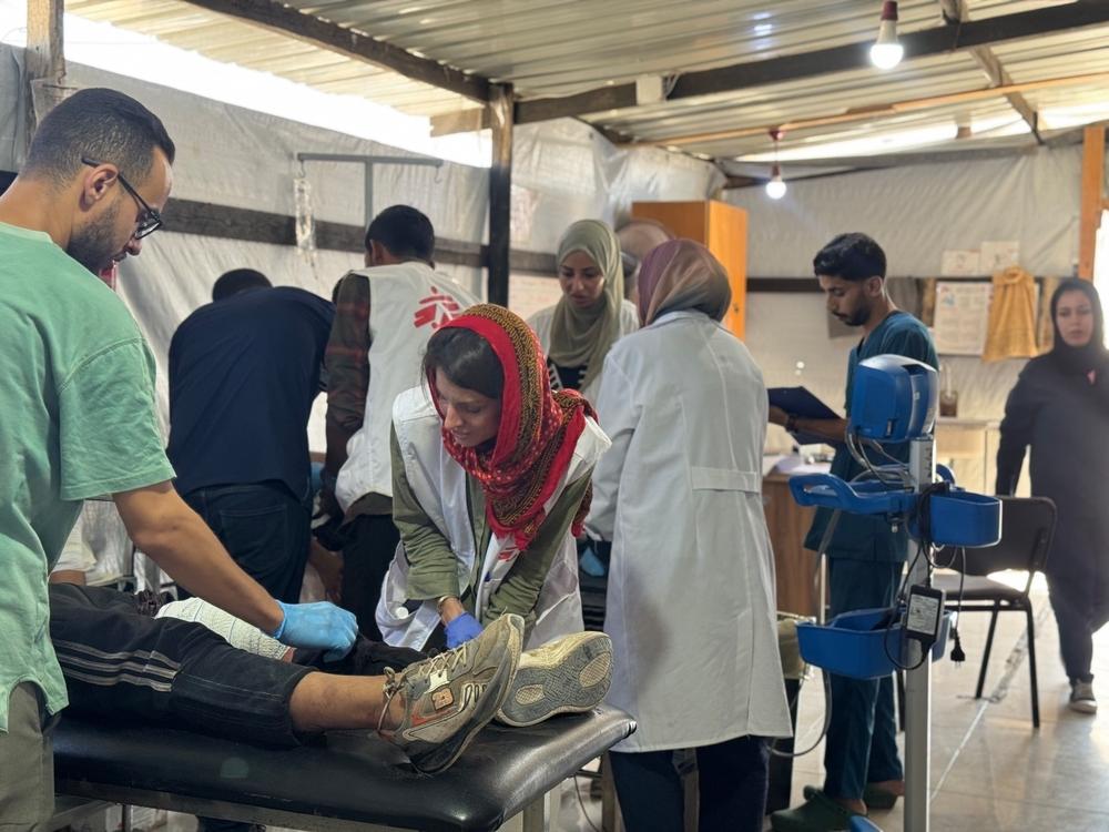 Dans le sud de Gaza, notre équipe des urgences du centre de soins primaires Al Mawasi se précipite pour stabiliser deux jeunes garçons blessés par balle près des sites de distribution d'aide humanitaire américano-israéliens à Rafah. Juillet, 2025 © Nour Alsaqqa/MSF