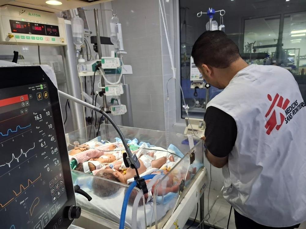 Plusieurs bébés partagent une seule couveuse dans l'unité de soins intensifs néonatals de l'hôpital Al Helou, au nord de Gaza, en raison du manque de couveuses. Le fait que plusieurs bébés partagent une seule couveuse augmente considérablement les risques d'infection. Le système immunitaire des nouveau-nés, en particulier des prématurés, n'est pas encore développé. Juillet 2025 © Joanne Perry/MSF