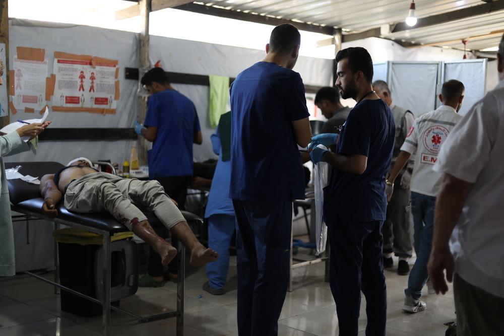 Après que les forces israéliennes ont ouvert le feu sur des personnes dans l'un des sites de distribution du GHF, le centre de santé MSF Al Mawasi accueille des patients blessés, y compris des morts, qui tentaient d'obtenir de la nourriture pour leurs familles à Gaza. August 2025 © Nour Alsaqqa