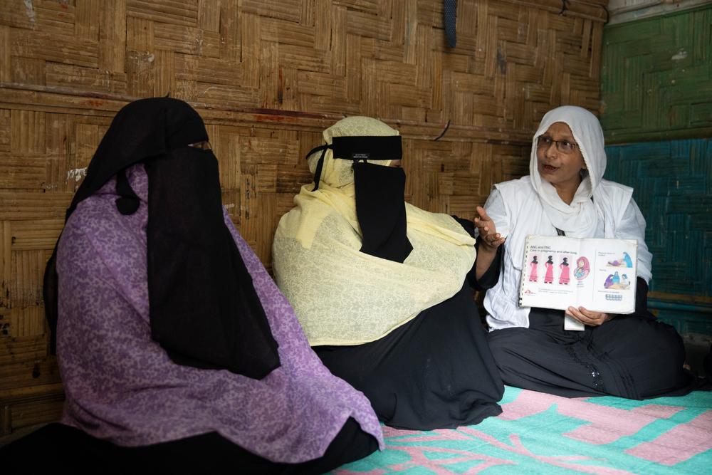 En 2020, Rehena a commencé à travailler comme accoucheuse traditionnelle afin de soutenir les femmes de sa communauté. Il n’existe aucun hôpital dans le camp équipé pour prendre en charge les grossesses compliquées, ce qui crée de graves difficultés. Les problèmes vont au-delà du transport et de l’accès aux soins. Cox Bazar, Bangladesh, 2026 © Saikat Mojumder