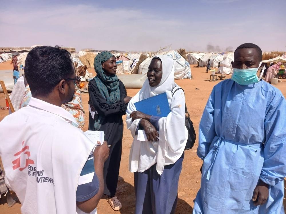 Un membre du personnel de MSF s'entretient avec une femme à Al Mina Al Muwahad, le plus grand camp de déplacés près de la ville d'El Obeid, qui accueille environ 25 000 personnes. Soudan, février, 2026 © MSF